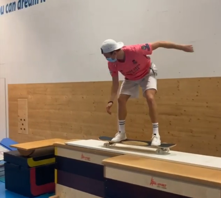 Un elvețian a creat o nouă versiune pentru challenge-ul „The Floor is Lava”. A bifat 148 de încercări până când i-a ieșit