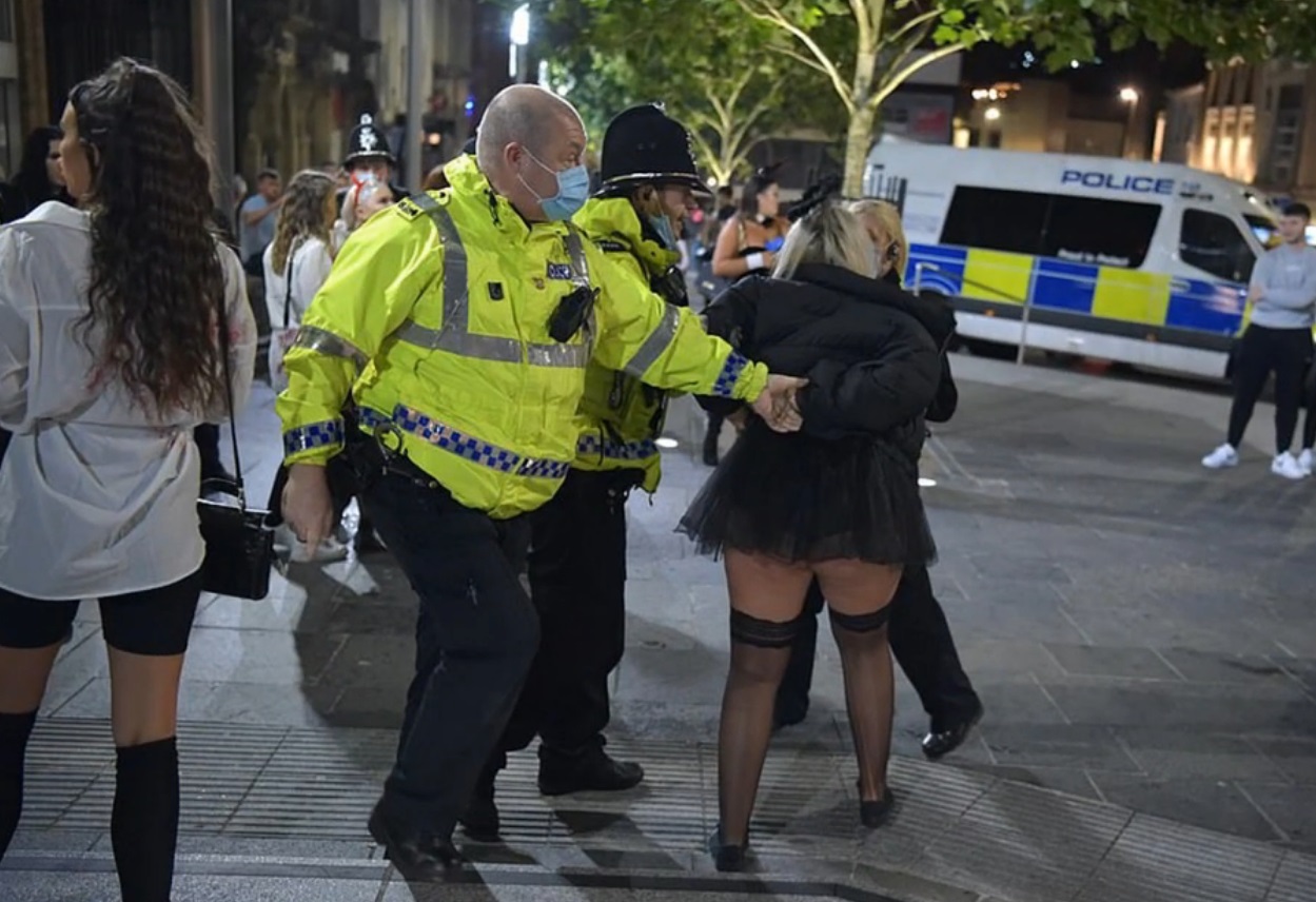 Ultimul weekend de pomină pentru britanici, înainte de lockdown. Urmează cel puțin 4 săptămâni de carantină în Regatul Unit