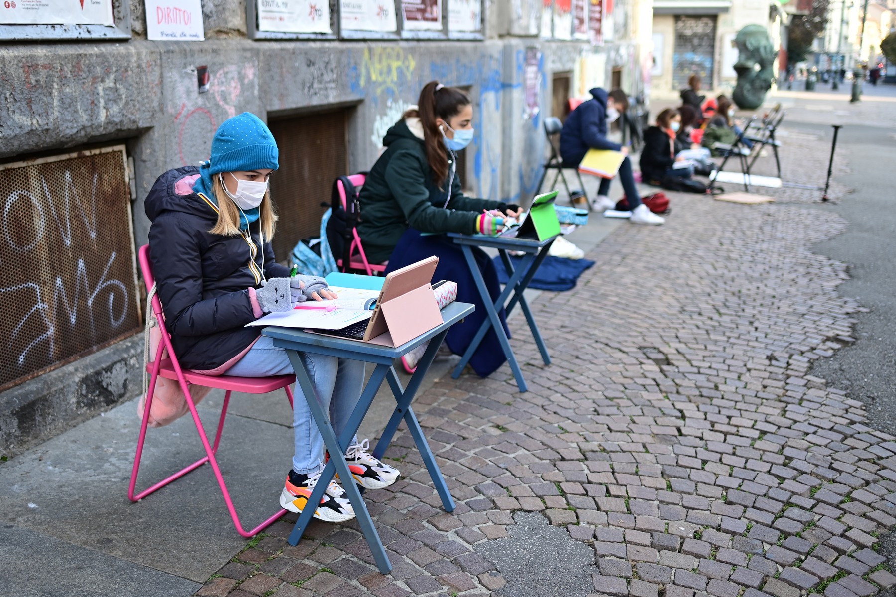 O elevă din Torino protestează zilnic în fața școlii pentru redeschiderea claselor. Reacția ministrului Educației din Italia