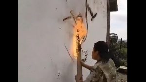 Pictează cu foc. Un artist chinez folosește cărbunele încins pentru a crea adevărate opere de artă. VIDEO