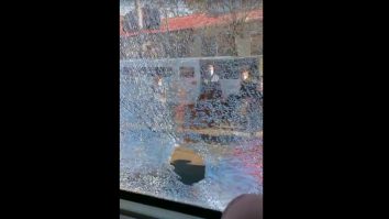 Anchetă în Capitală. Un apel la 112 a raportat „focuri de armă în direcția unui tramvai”. Geamurile vehiculului au fost sparte