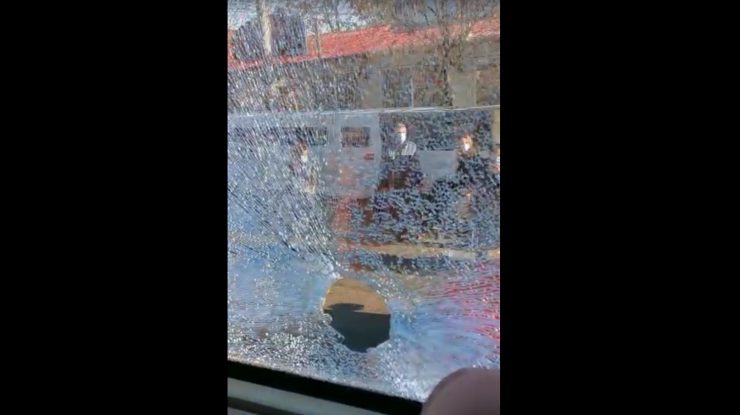 Anchetă în Capitală. Un apel la 112 a raportat „focuri de armă în direcția unui tramvai”. Geamurile vehiculului au fost sparte