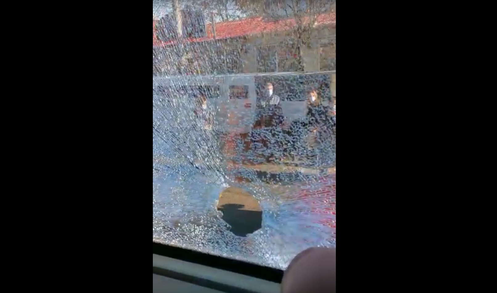 Anchetă în Capitală. Un apel la 112 a raportat „focuri de armă în direcția unui tramvai”. Geamurile vehiculului au fost sparte