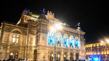 Nu e prima dată când sinagoga la care au fost trase primele focuri de armă seara trecută este atacată. Ce s-a întâmplat acum 40 de ani