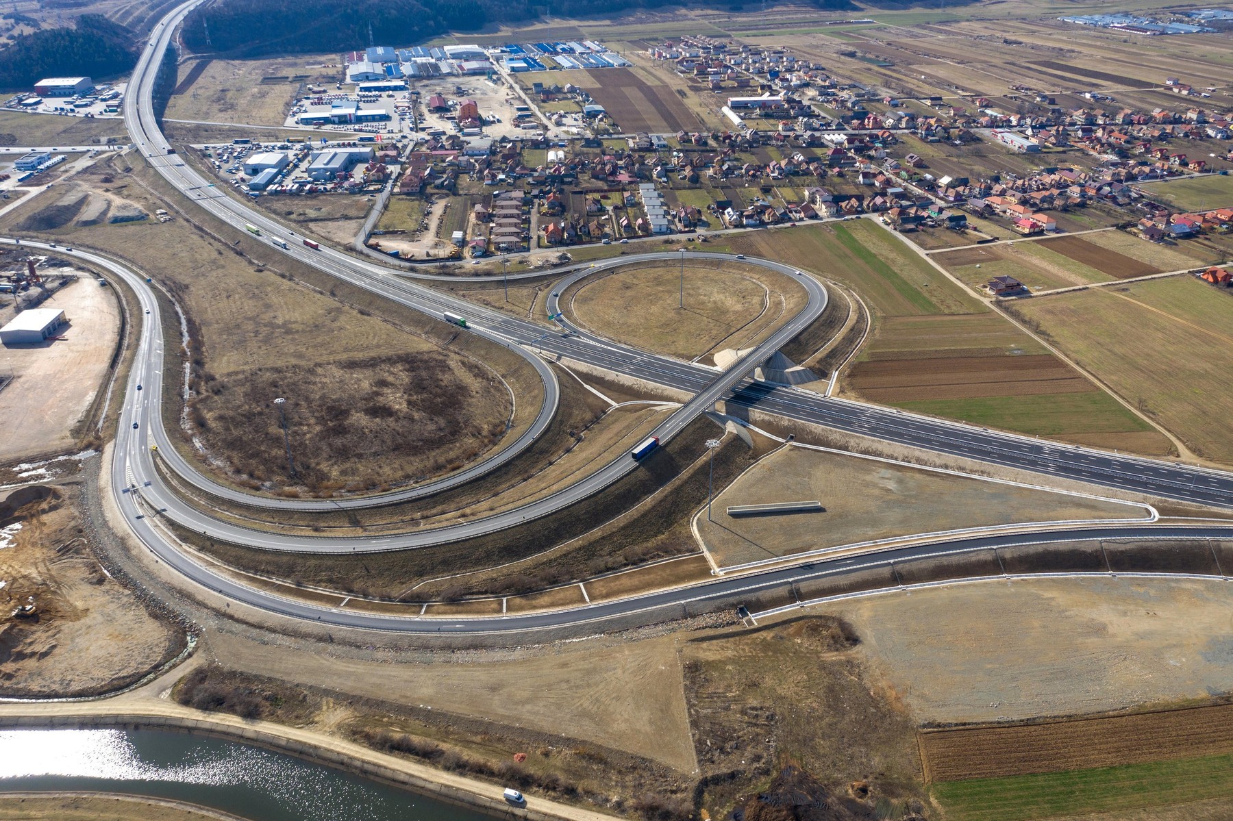 Guvernul promite 3.000 de km de autostrăzi și drumuri expres în 10 ani. România a construit, în medie 60 de km pe an. Care sunt explicațiile