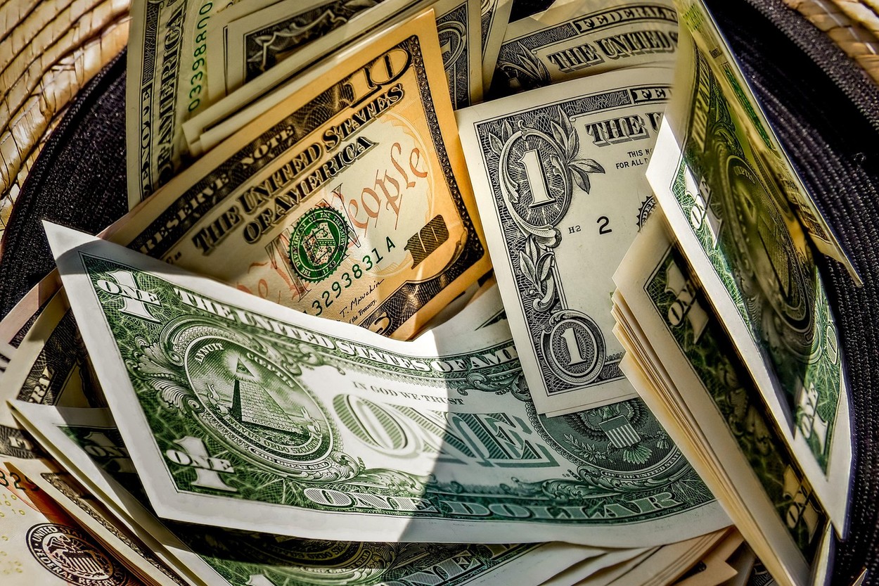 Jaf în stil rusesc. 1 milion de dolari, depozitați într-o cutie de vodkă, au fost furați de la Ministerul Afacerilor Externe din Rusia