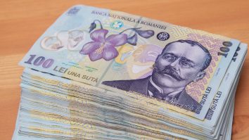 Salariul unui parlamentar e cam de 10 ori mai mare decât salariul minim. Cât câștigă un deputat