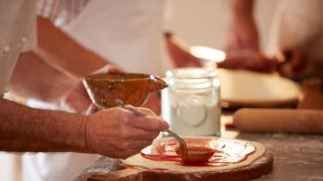 Indignare în Liban, după ce ministrul de Interne a trimis femeile la cratiță: „Să mai gătească şi femeile”. Reacția bărbaților