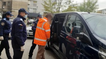 Un bărbat dat în urmărire națională a fost prins pentru că nu purta mască de protecție