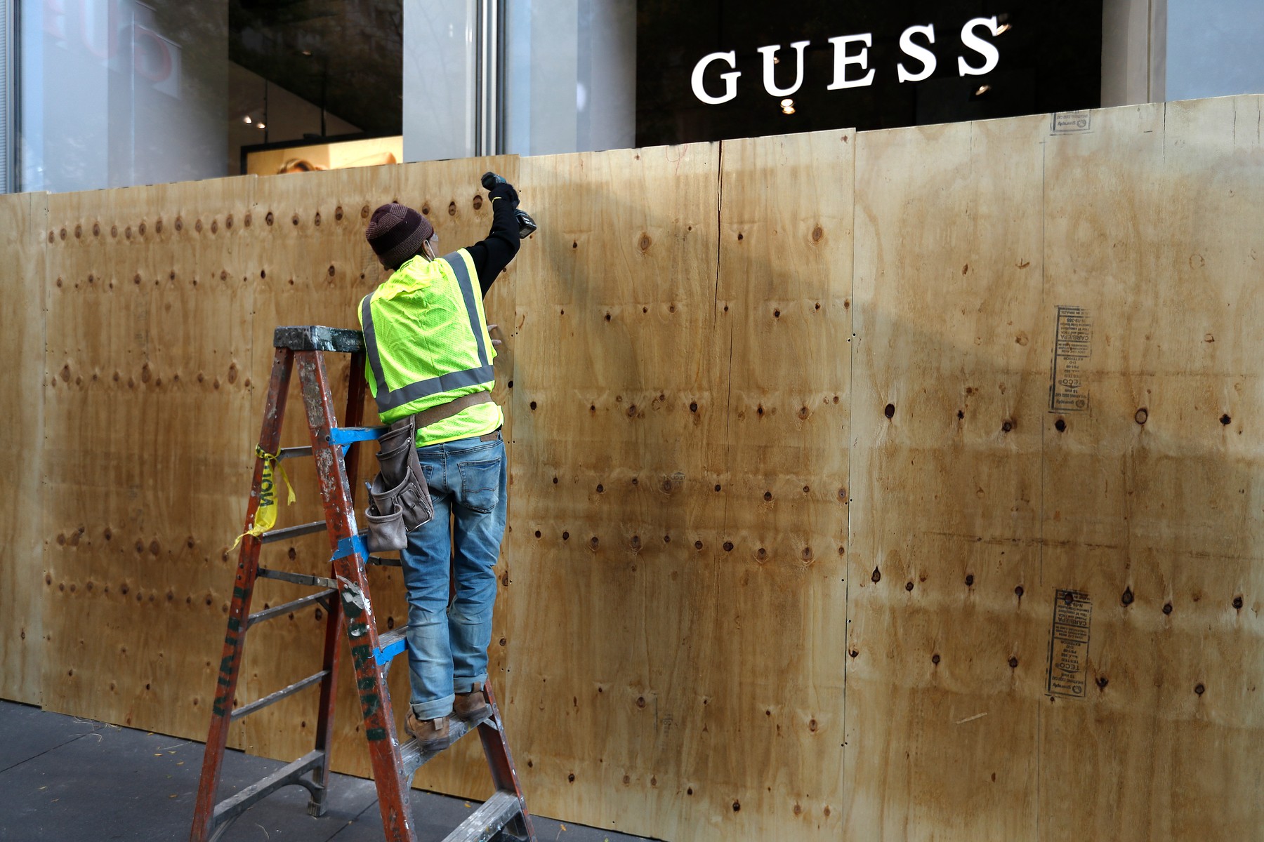 SUA se pregătește de violențe și haos. Poliția a avertizat magazinele să se baricadeze