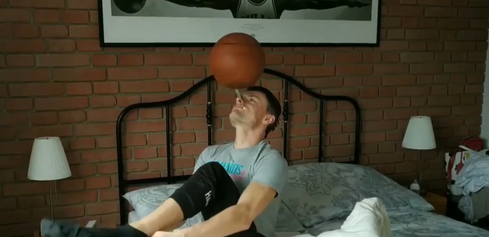 VIDEO. Izolarea l-a facut să mănânce baschetul pe pâine. Un slovac jonglează cu mingea de baschet de dimineața până seara