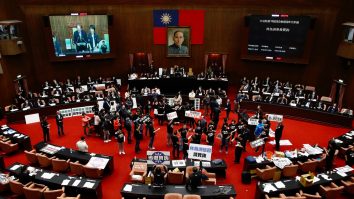 Parlamentarii taiwanezi și-au împărțit pumni și îmbrânceli în loc de idei. Care a fost motivul disputei. VIDEO