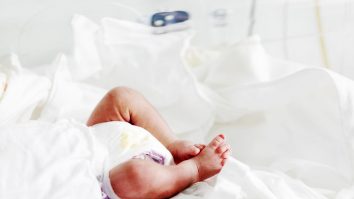 Un bebeluș de o lună a decedat în județul Iași. Medicii nu exclud sindromul morții subite a sugarului