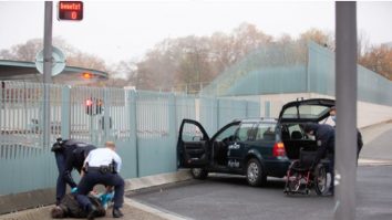 Un șofer a intrat cu mașina în poarta de la sediul Angelei Merkel. „Sunteţi ucigaşi de copii şi bătrâni.” VIDEO