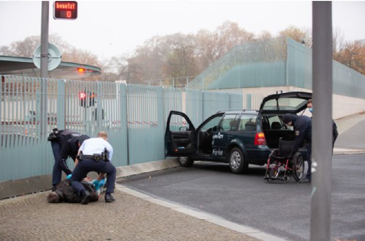 Un șofer a intrat cu mașina în poarta de la sediul Angelei Merkel. „Sunteţi ucigaşi de copii şi bătrâni.” VIDEO