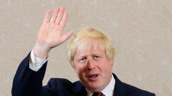 Strategia lui Boris Johnson: întâi vigilență, apoi vaccin