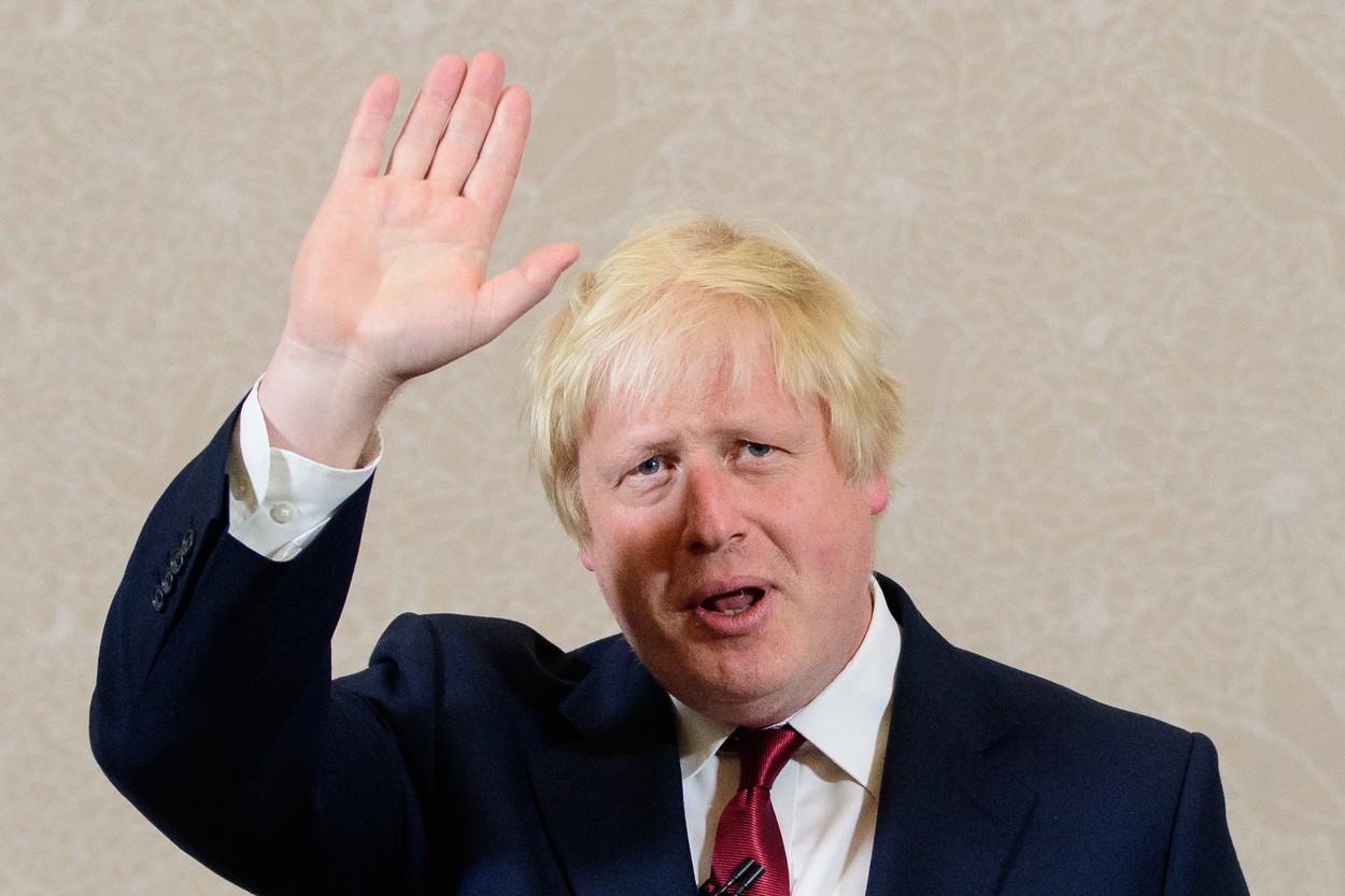 Strategia lui Boris Johnson: întâi vigilență, apoi vaccin