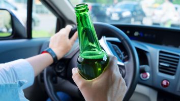 Botoşani: O femeie beată şi fără permis a furat o maşină, a făcut un accident şi apoi a fugit