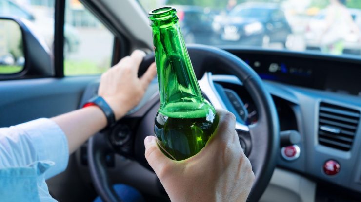 Botoşani: O femeie beată şi fără permis a furat o maşină, a făcut un accident şi apoi a fugit