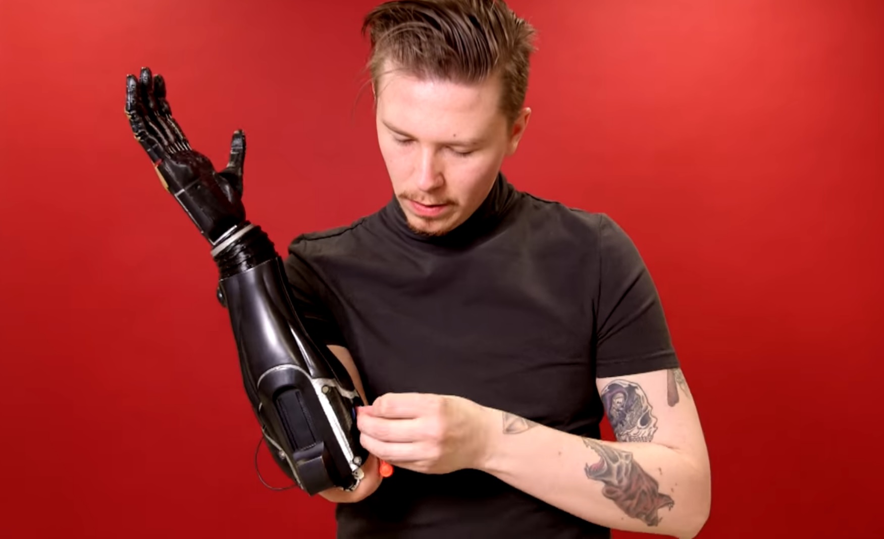 Cine este primul om cu braț bionic printat 3D, inspirat dintr-un joc video. „Poți face lucrurile normale din viața de zi cu zi”