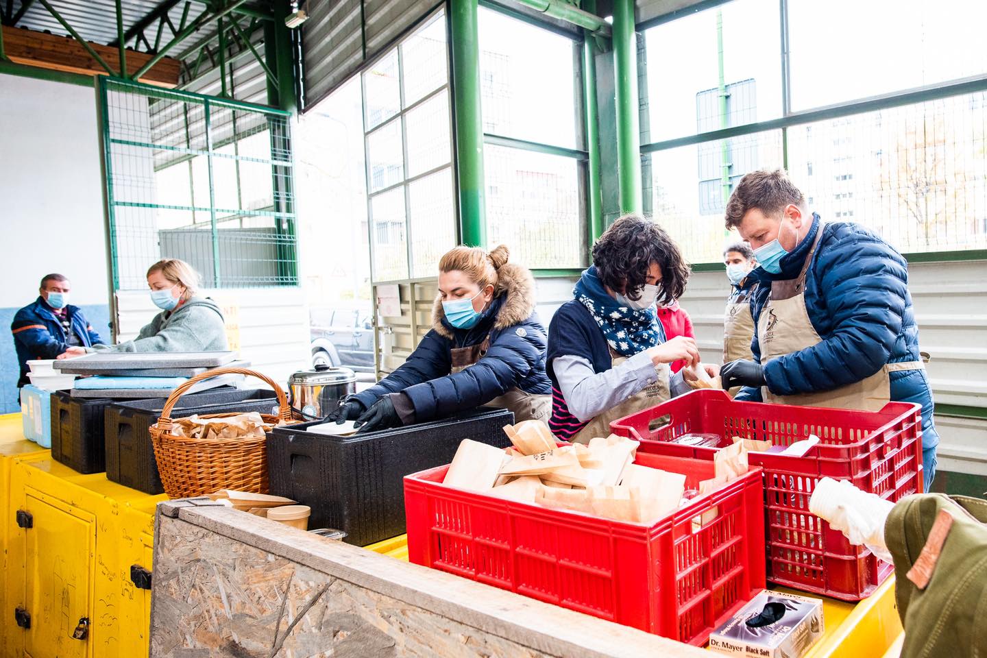Antreprenorii din Brașov împart mâncare caldă producătorilor locali. Aproximativ 300 de comercianți își vând produsele în frig