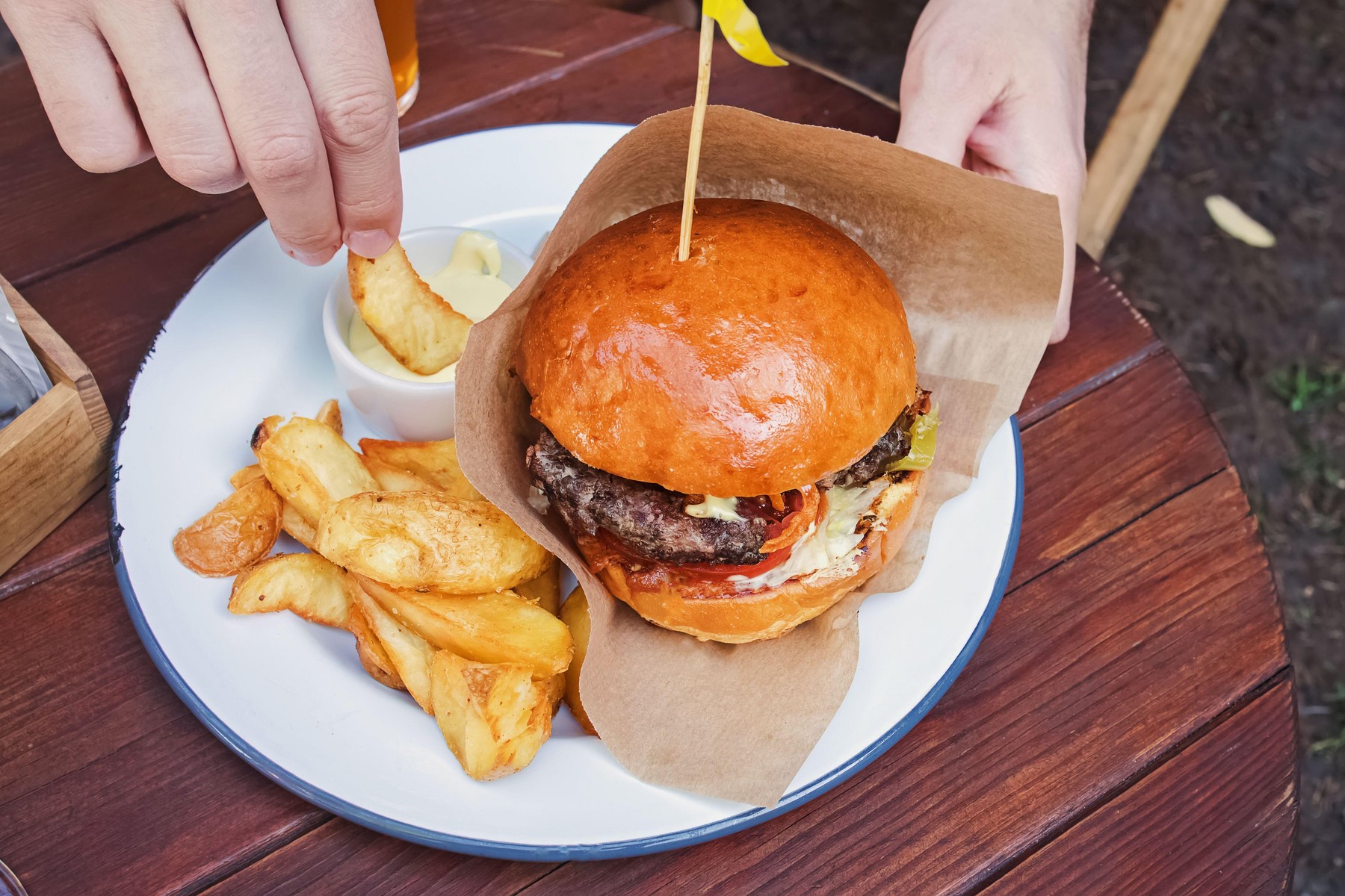 Pandemia a afectat mai puțin industria fast-food. 1 din 7 lei cheltuiţi de români în restaurante merg către aceste afaceri