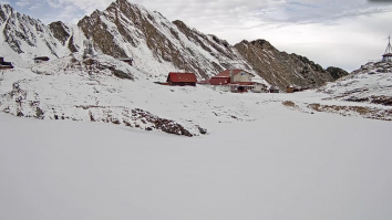 Se așterne zăpada peste România. Locul în care stratul de nea a ajuns la aproape 25 de centimetri