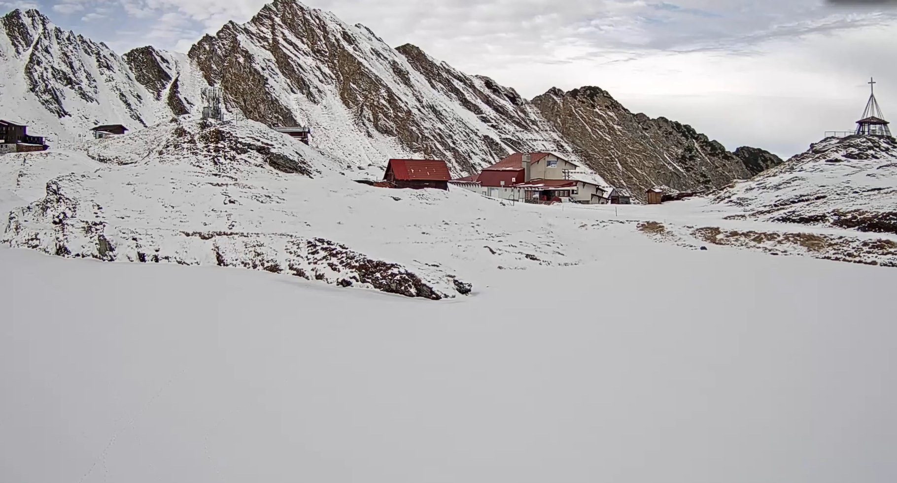 Se așterne zăpada peste România. Locul în care stratul de nea a ajuns la aproape 25 de centimetri