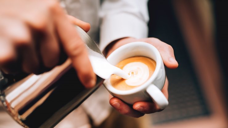 Studiu: Cafeaua nu creşte riscul de aritmii cardiace. Câtă cafea recomandă medicii să bei