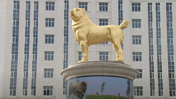 Președintele din Turkmenistan a ridicat o statuie uriașă de aur cu un câine din rasa lui preferată, deși populația trăiește la limita sărăciei