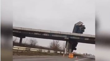 Un camion a derapat și a rămas agățat de un pod. VIDEO