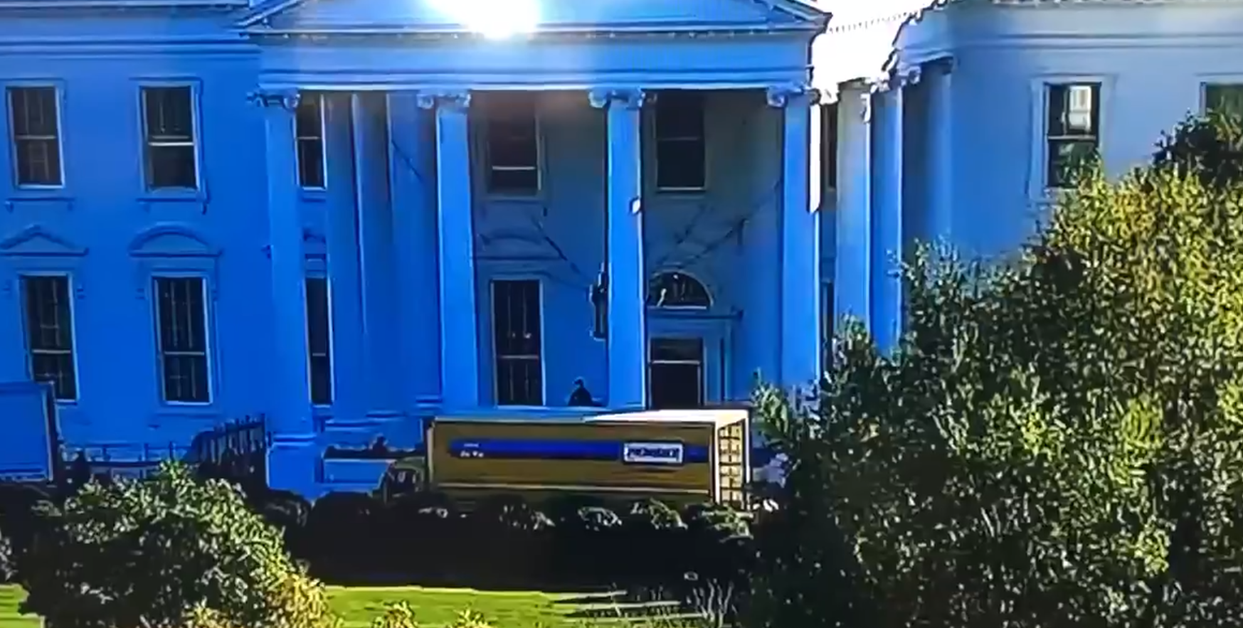 Un camion pentru mutări parcat în fața Casei Albe, ținta glumelor pe Twitter. „Melania își mută pantofii!”