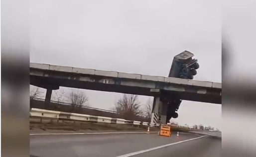 Un camion a derapat și a rămas agățat de un pod. VIDEO