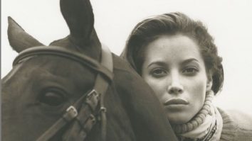 Femeia care a introdus piercingul în buric în cultura de masă. Christy Turlington este avocată şi fondatoarea unei asociații pentru mame