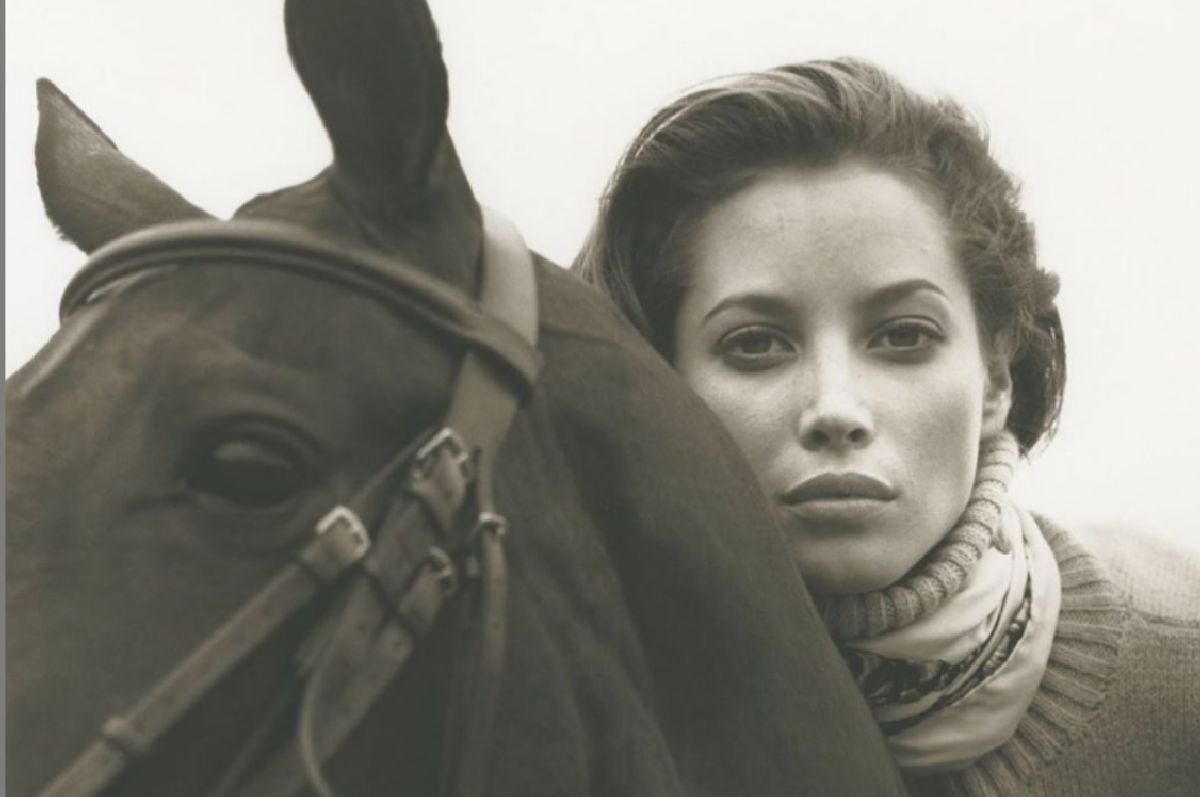 Femeia care a introdus piercingul în buric în cultura de masă. Christy Turlington este avocată şi fondatoarea unei asociații pentru mame