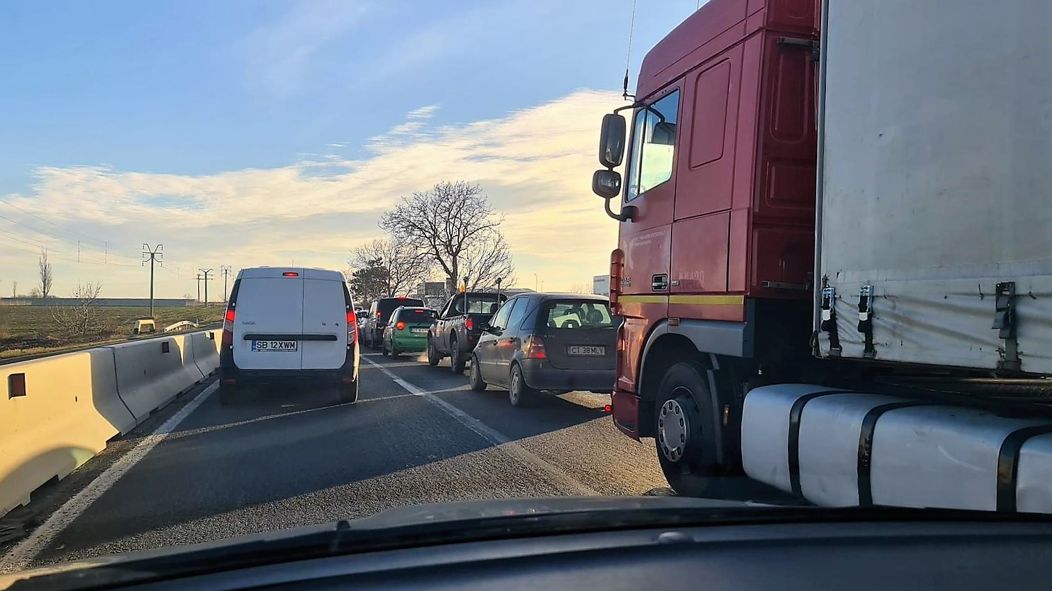 Cozi interminabile la intrarea în Constanța, din cauza măsurilor de carantinare. Șoferii au așteptat și 90 de minute