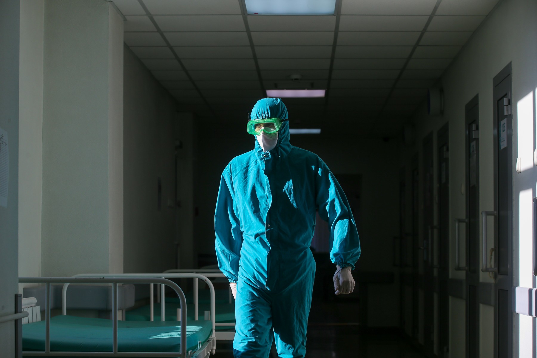 Documentarul „Vânătorii de viruși” răspunde la întrebările care ne macină în pandemie. Care e legătura dintre stilul nostru de viață și boli