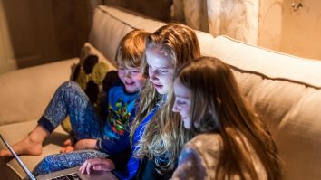 Un ONG a donat 19.000 de calculatoare elevilor din zonele sărace. „De când a început pandemia, cererea a crescut cam de vreo 3-4 ori”