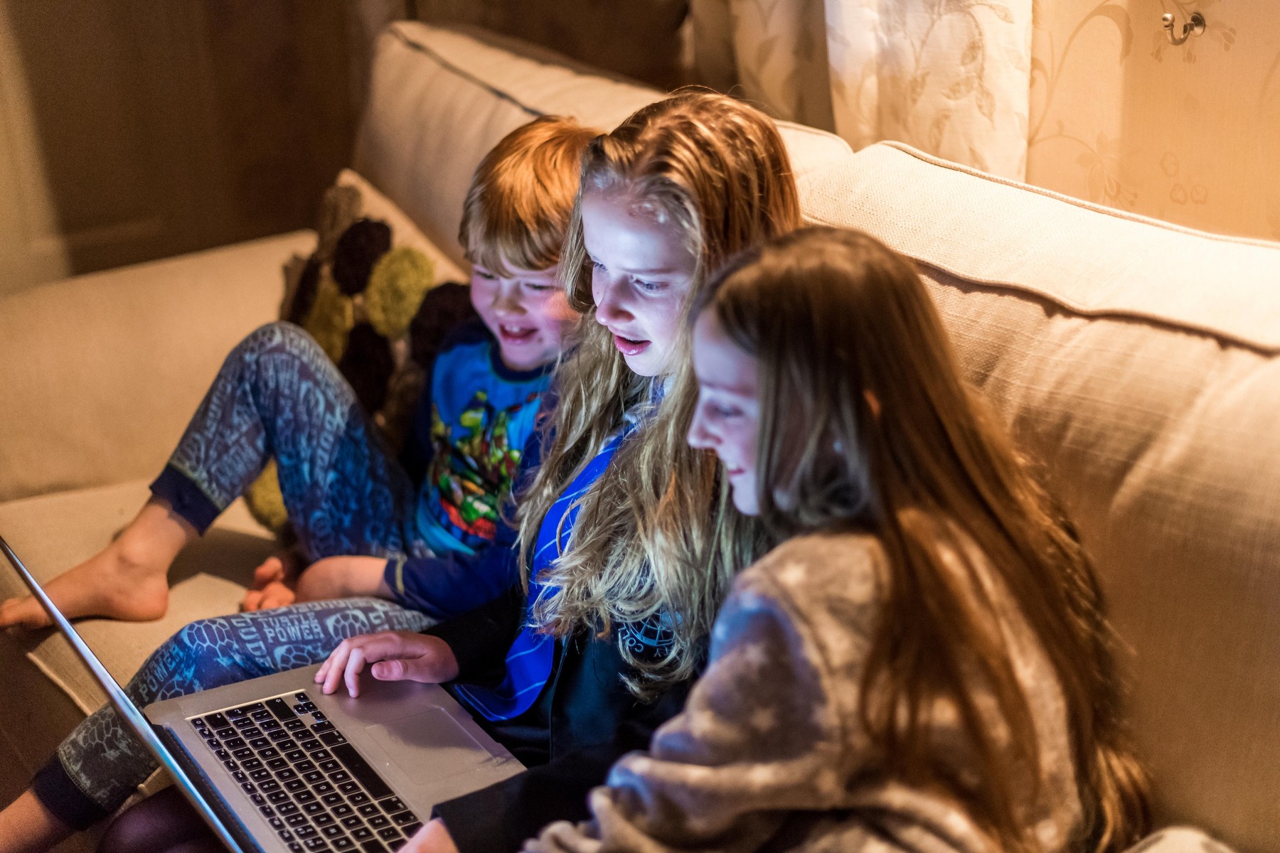 Un ONG a donat 19.000 de calculatoare elevilor din zonele sărace. „De când a început pandemia, cererea a crescut cam de vreo 3-4 ori”