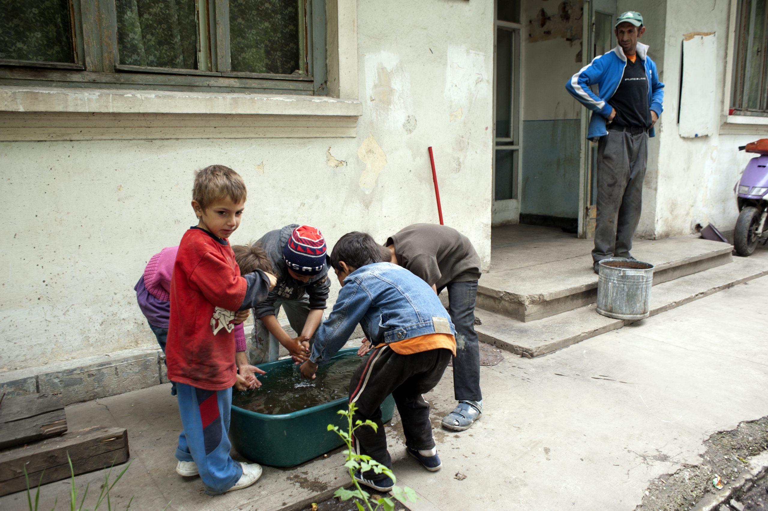 România, fruntea cozii. De 13 ani, de când beneficiem de bani europeni, tot la lighean ne spălăm