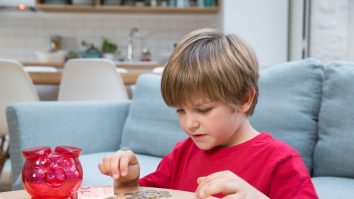 42% dintre copii petrec zilnic între 2 și 5 ore în fața ecranelor. Ce pot face părinții care lucrează de acasă