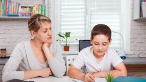 Copil care învață acasă