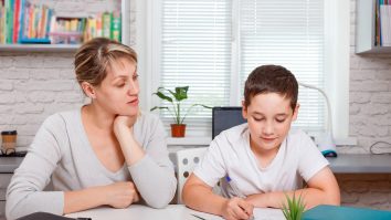 Copil care învață acasă