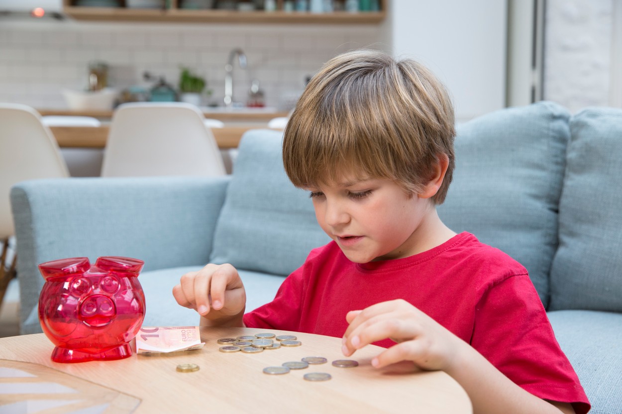 42% dintre copii petrec zilnic între 2 și 5 ore în fața ecranelor. Ce pot face părinții care lucrează de acasă