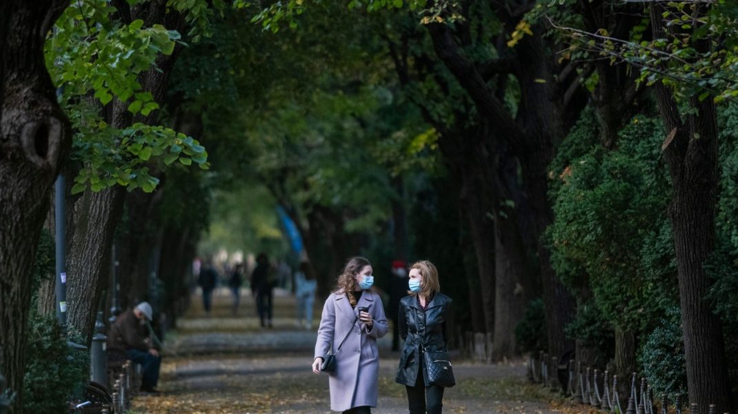 Nu frigul te îmbolnăveşte de Covid-19, ci oamenii pe care îi întâlneşti. Recomandările medicilor