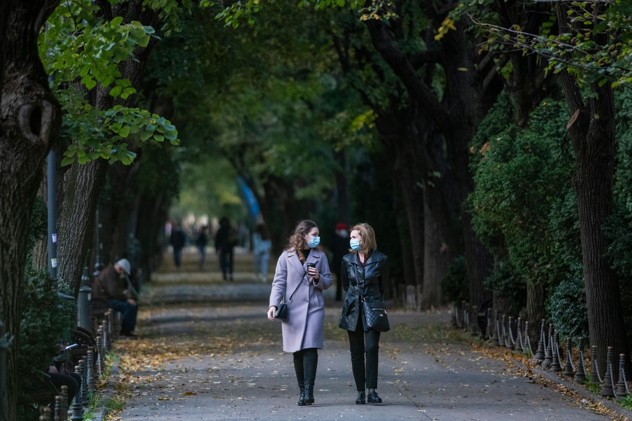 Nu frigul te îmbolnăveşte de Covid-19, ci oamenii pe care îi întâlneşti. Recomandările medicilor