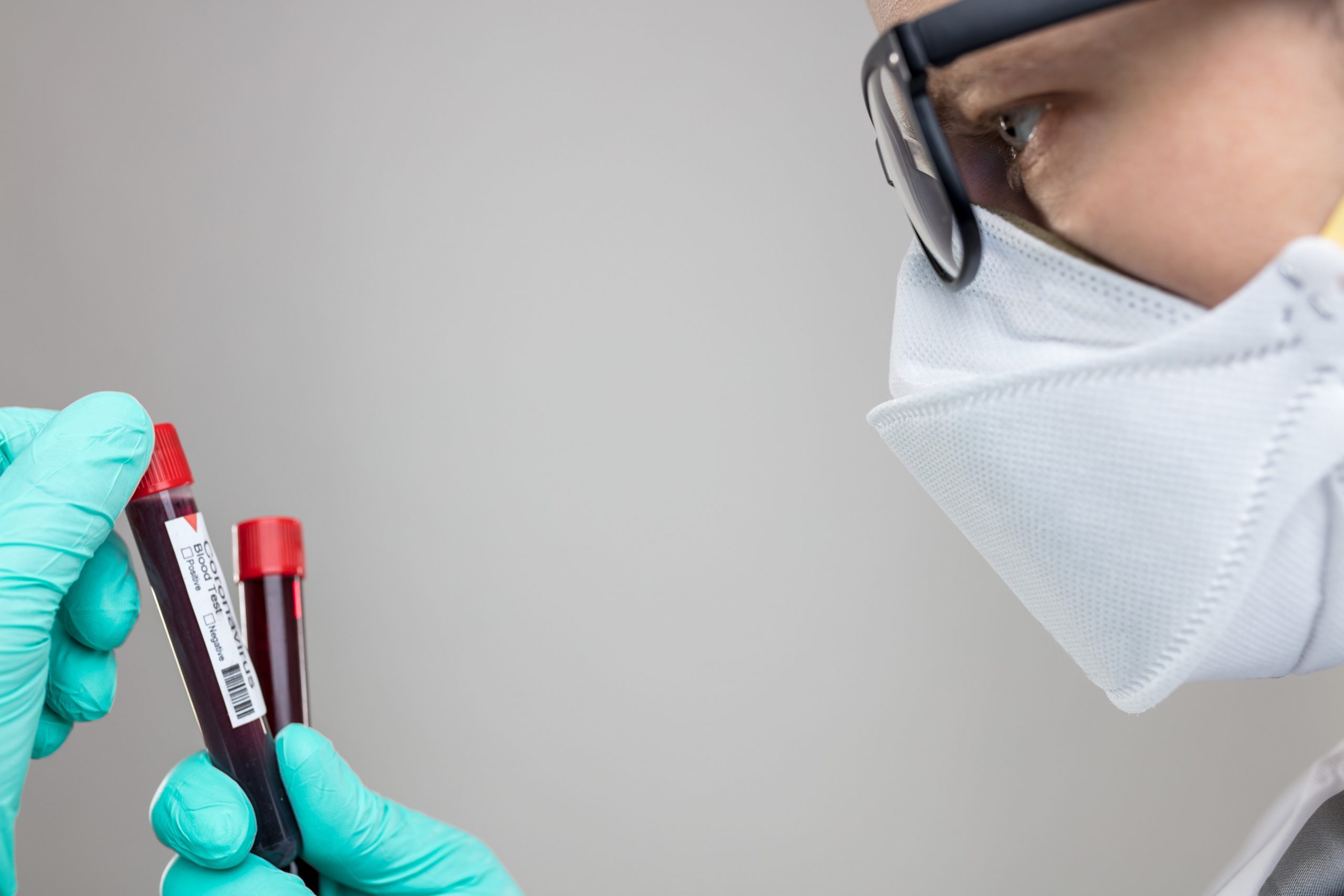 Un nou tratament pentru Covid: O terapie cu anticorpi monoclonali a fost aprobată în Marea Britanie