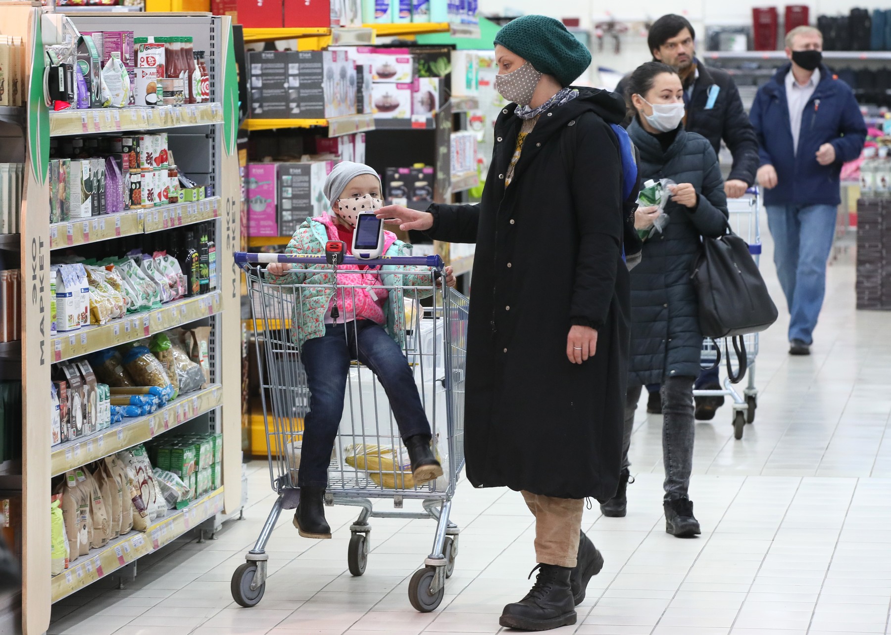 Valoarea coșului lunar a crescut față de anul trecut cu 4,7%. De câți bani are nevoie o familie cu patru membri pentru un trai decent