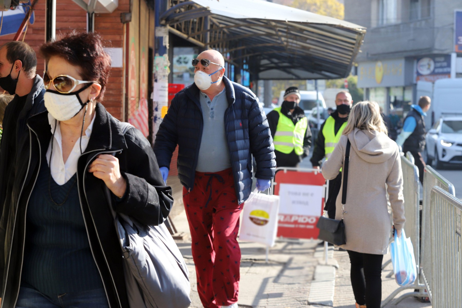Bill Gates, antenele 5G sau oculta mondială? 40% din populaţia Bulgariei crede că virusul este o armă biologică, arată un sondaj