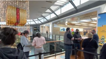 Fanii Apple, la cozi pentru noile iPhone-uri. Cât costă iPhone 12 în România, de la cel mai ieftin la cel mai scump